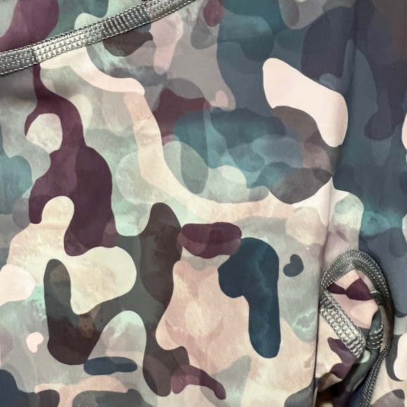 Spanx Booty Boost Active Printed 7/8 Cropped Leggings in Painted Camo (XS) - Picture 8 of 15